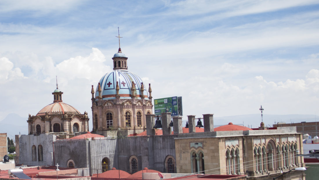 El Templo del Divino Redentor o "El Mezquitito" tiene motivos de tierra y azur.
