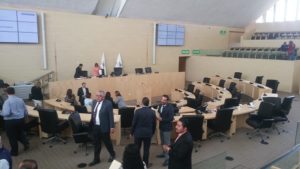 Los diputados rebeldes del PRI, PVEM y PRD 'reventaron' la sesión ordinaria.