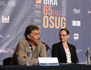 El flautista Cuauhtémoc Trejo y Sara Julsrud, directora de Extensión UG.