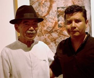El maestro Shinzaburo Takeda y el joven grabador-impresor Joaquín Ruiz, guanajuatense seleccionado en esta bienal.